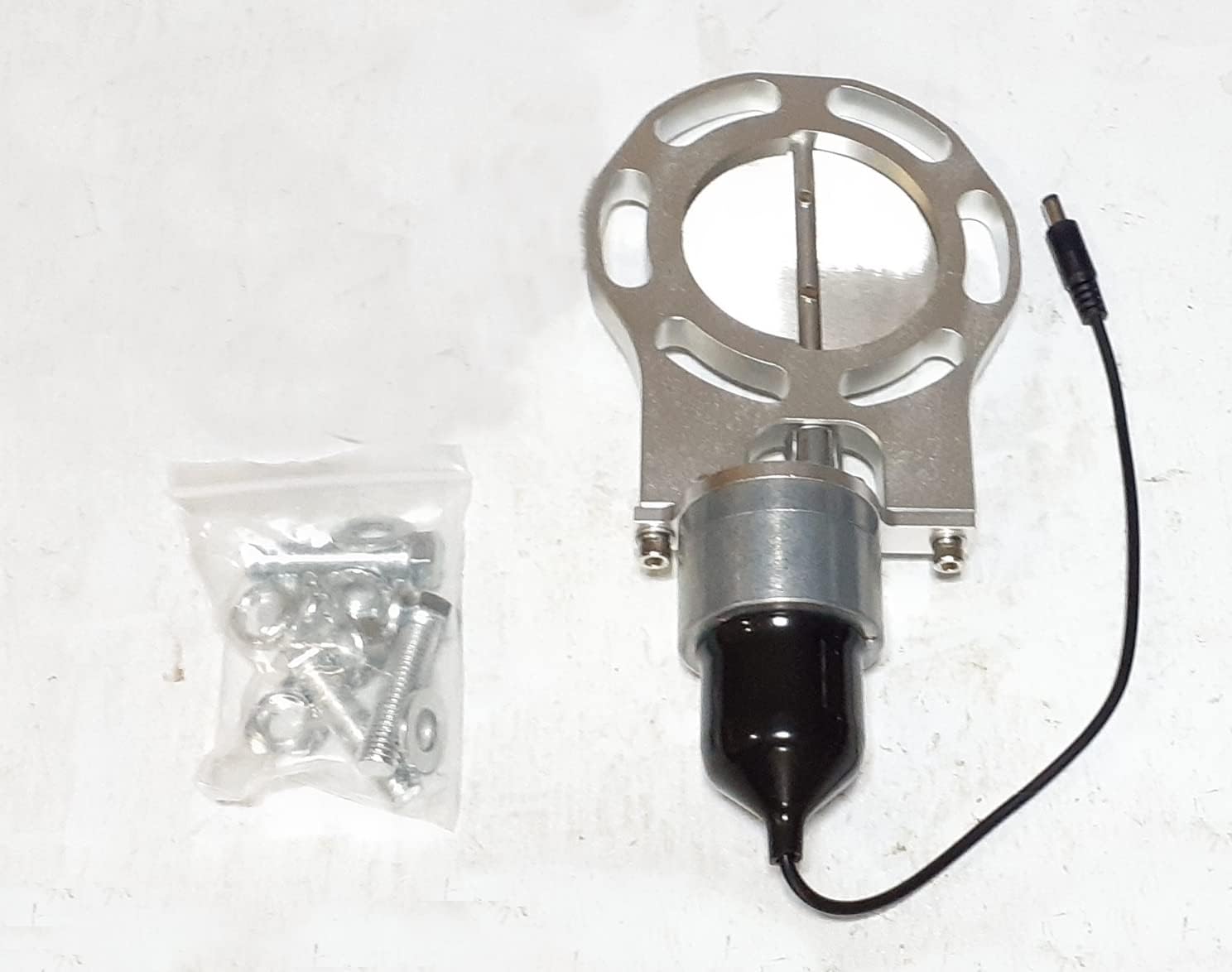 マフラーの音量可変バルブ リモコンで排気音量が変えられます。 70φ